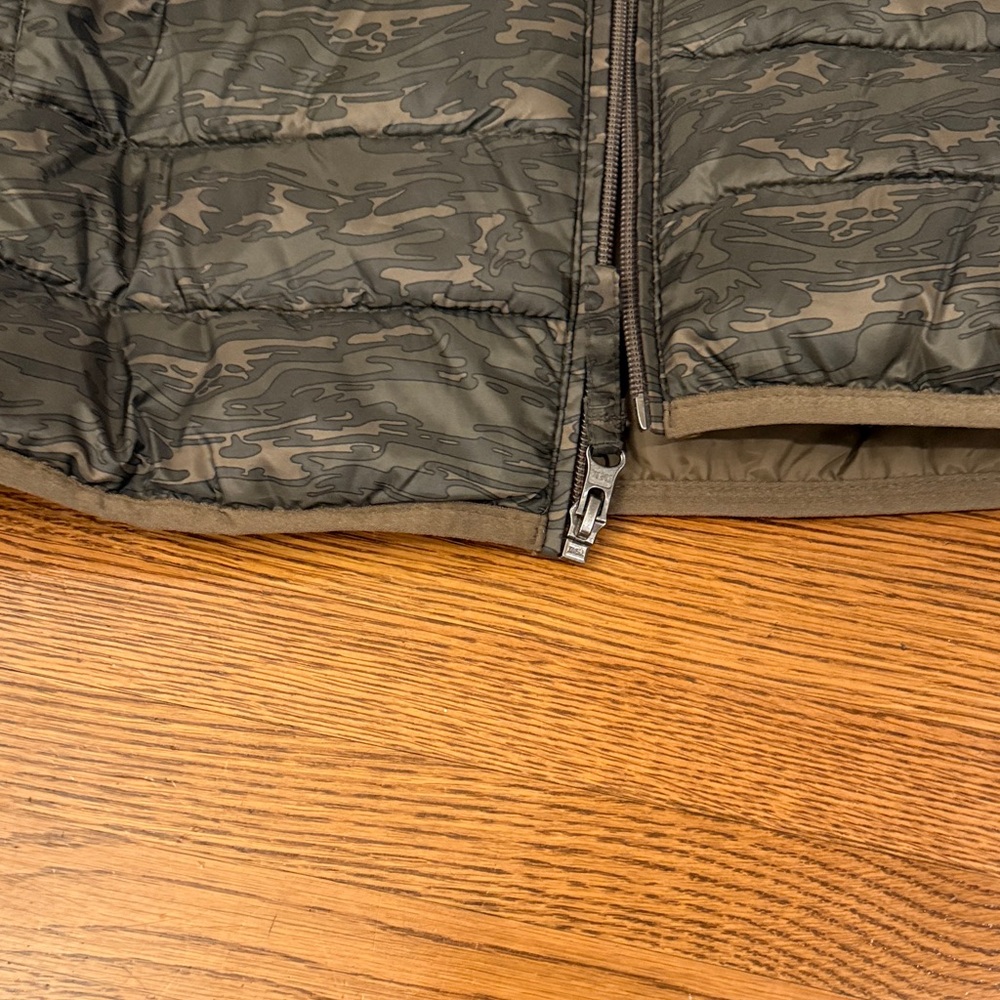 Amazon Essentials Men's Dark Patterned Puffer Jacket - Picture 5 of 7